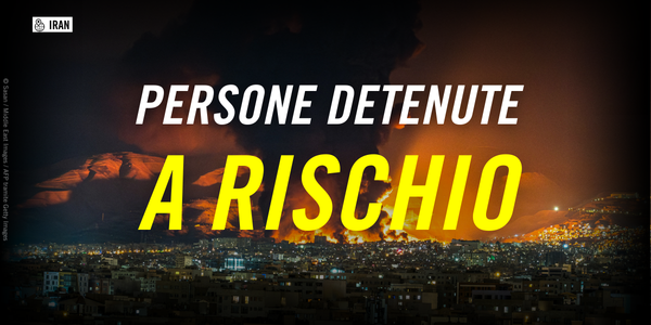 La foto di un bombardamento con scritto