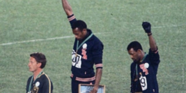Tommie Smith e John Carlos con il pugno alzato
