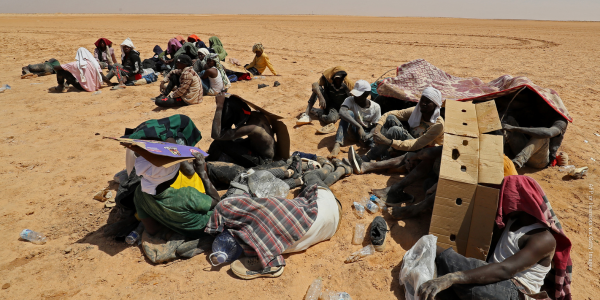 persone migranti abbandonate nel deserto